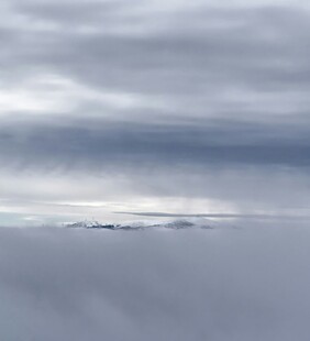 阴沉云海下的朦胧景致