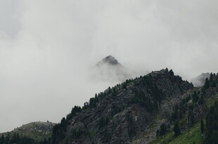 云雾缭绕的巍峨山峰