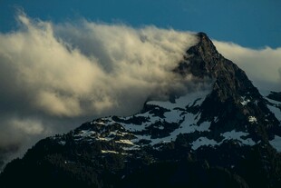 云雾缭绕的巍峨雪山