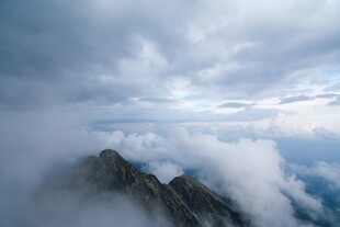 云雾缭绕的巍峨山峰