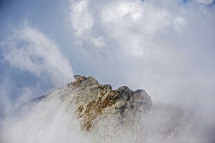 云雾缭绕的巍峨山峰