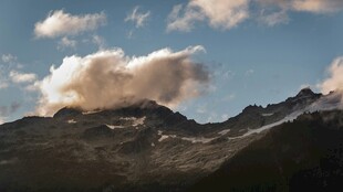 山间云雾缭绕的壮丽景色