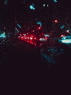 雨夜车窗下的城市灯光