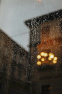 雨中透过窗户看暖灯景象