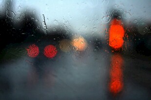 雨中朦胧的街景与灯光