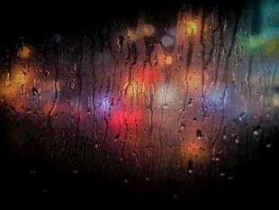 雨夜车窗上的斑斓光影