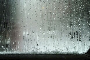 雨中模糊车窗景象