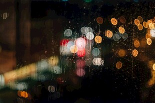 雨夜窗外斑斓灯光景象