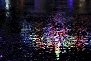 雨夜斑斓灯光地面倒影