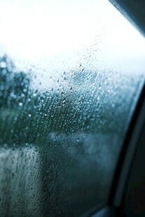 车内视角看雨中模糊车窗