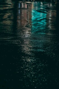 雨夜城市地面光影倒影