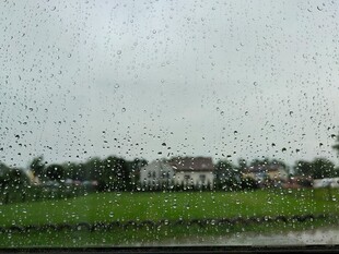 雨中车窗外的田园景色