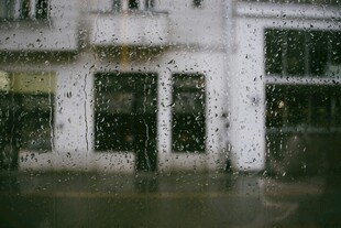 雨中城市建筑景象