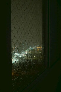 透过窗户看城市夜景