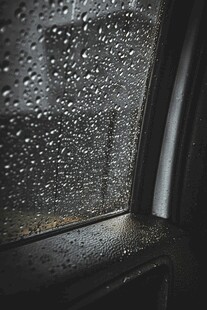 车窗上的雨滴