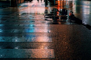 雨夜街道的斑斓光影