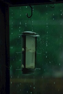 雨夜窗前的复古风挂灯