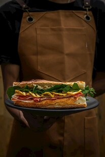 手持美味三明治特写