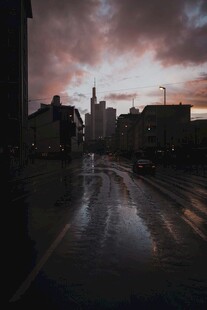 雨后城市街道的黄昏景象