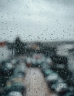 雨中停车场模糊景象