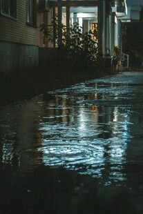 雨后街道积水倒影景象