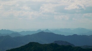 连绵山峦