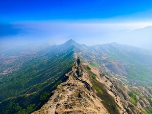 登顶高峰俯瞰壮丽美景