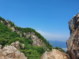峻岭青山间的壮阔景致