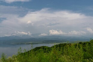 湖畔青山间的蓝天白云