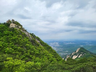 青山云海间的壮美风光