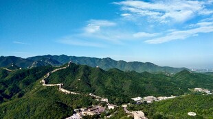 壮丽长城蜿蜒于青山之间