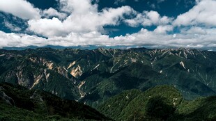 壮丽山峦与蓝天白云美景