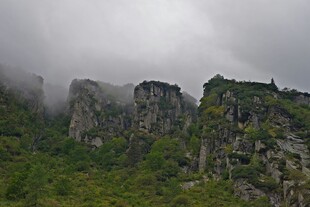 云雾缭绕的险峻山峦