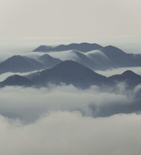云海中的连绵山脉