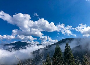 山间云海蓝天美景
