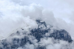 云雾缭绕的巍峨山峰
