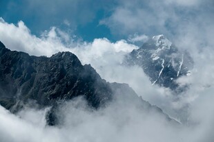 云雾缭绕的壮丽雪山
