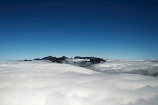 云海之上的壮丽山景