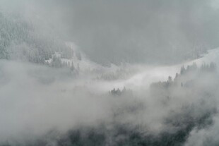 山间云雾缭绕的朦胧美景