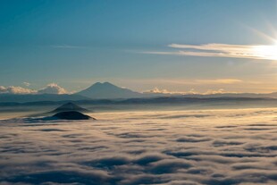 云海之上的壮丽山景