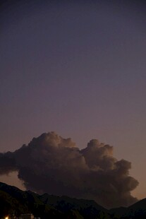 夜幕下的厚重云朵