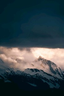 雪山云海间的壮丽曙光