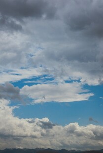 蓝天白云间的厚重云层