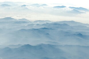 云海中的连绵山脉