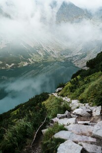 山间云雾缭绕的石板小径