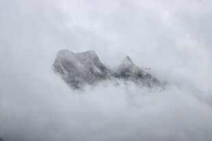 云雾中露出的巍峨山峰
