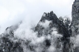 云雾缭绕的巍峨山峰