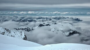 雪山云海壮丽自然景观