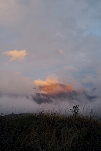 云雾缭绕中的绚烂霞光