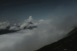 云雾缭绕中的巍峨山峰